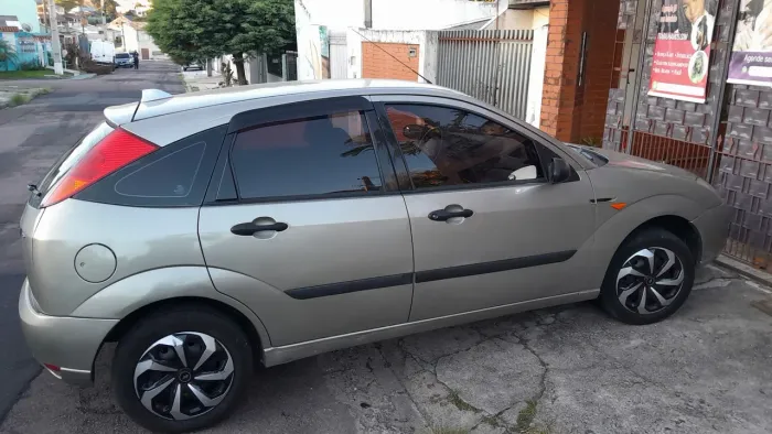 Ford Focus 1.8 16V 5P 2003