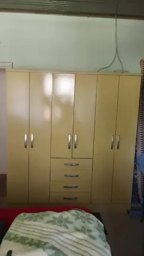 Guarda roupa seis portas.