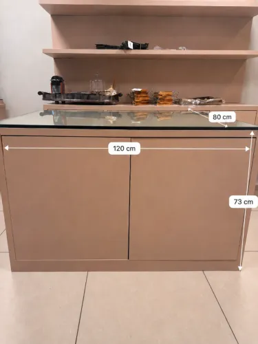 Balcão expositor com tampo de vidro 