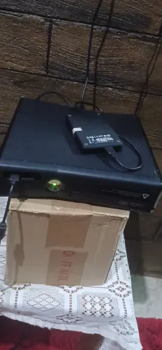 Xbox 360 desbloqueado com 2 controles com marca de uso