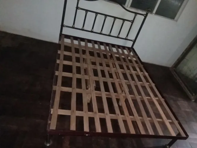 Cama estilo vintage, cor vinho com detalhes dourados (levemente desgastado)