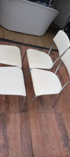 JOGO DE CADEIRAS ( 04 ) EM COURINO BRANCA