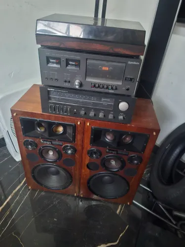 Som antigo vintage lindo caixa e perifericos