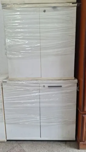 Armários baixo branco com uma pratileira em bom estado. 