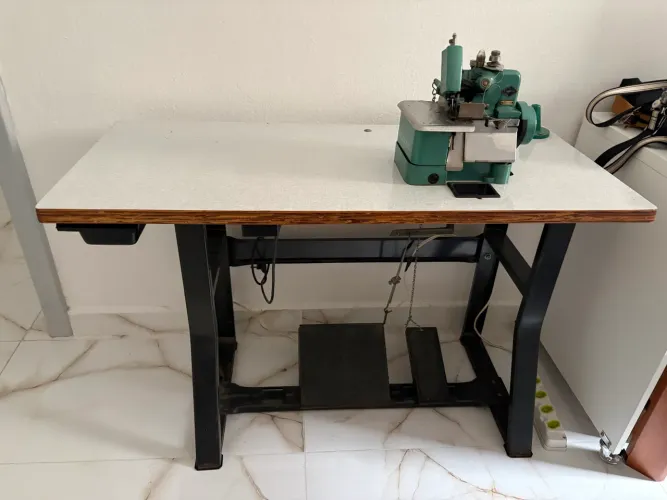 Máquina costura reta e overloque