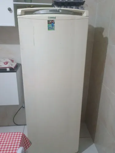 Vendo uma geladeira semi nova fotos no ZAP *64 chama