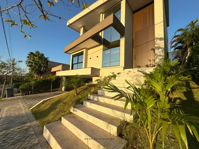 Sobrado com 3 pisos, 4 suítes, ambientes amplos, e uma localização única. R$ 5.350Mi
