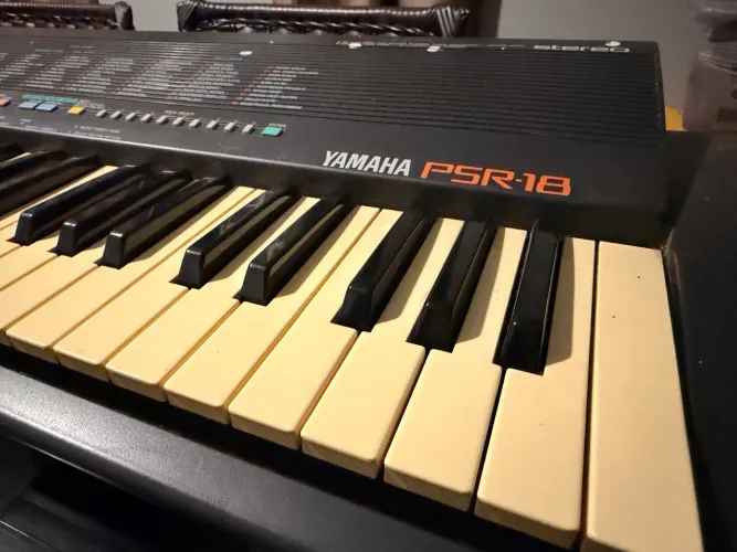 Teclado yamaha psr18 ideal pra criança brincar