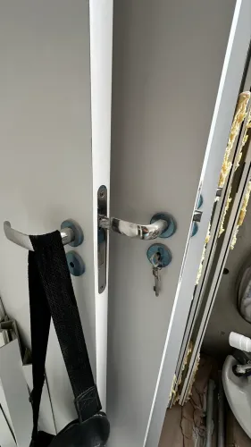 Vendo porta com caixote e fechadura para quarto e banheiro nova