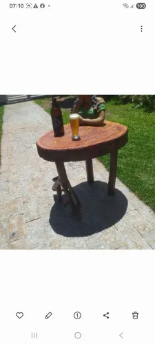 Mesinha rustica com um pe diferenciado 