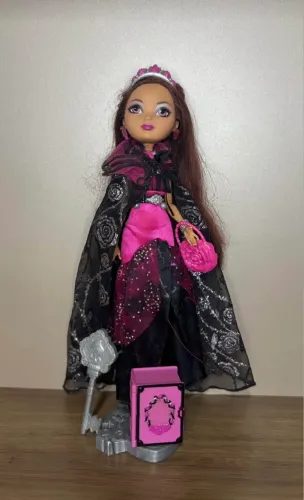 Boneca Ever After High Briar Legacy Day com avaria no cabelo 