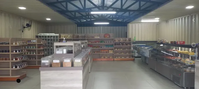 Prateleiras e balcão refrigerado e geladeira