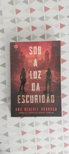 Livro Sob A Luz da Escuridão