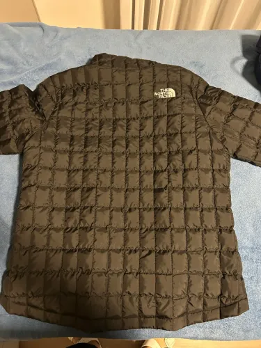 Jaqueta The North Face nova, original thermoball, feminina, tam G mas serve M