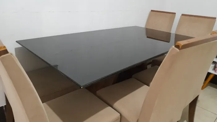 MESA DE JANTAR COM SEIS CADEIRAS ? 