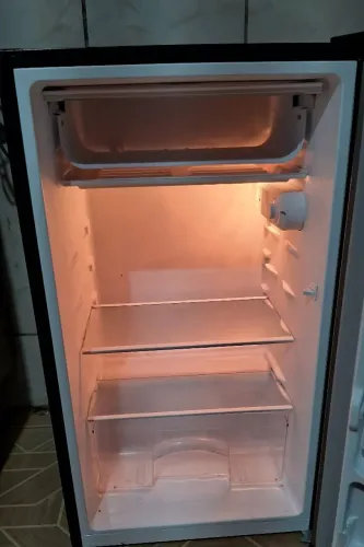 Vende se frigobar Philco 92 L paguei 1300 vendo por 800 apenas 1 semana de uso tá novo ..