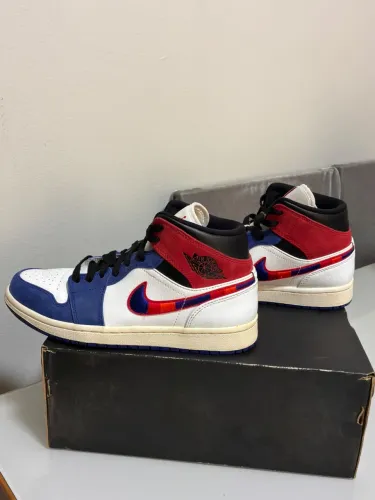 Air Jordan 1 Mid na colorway "Stitch Swoosh"