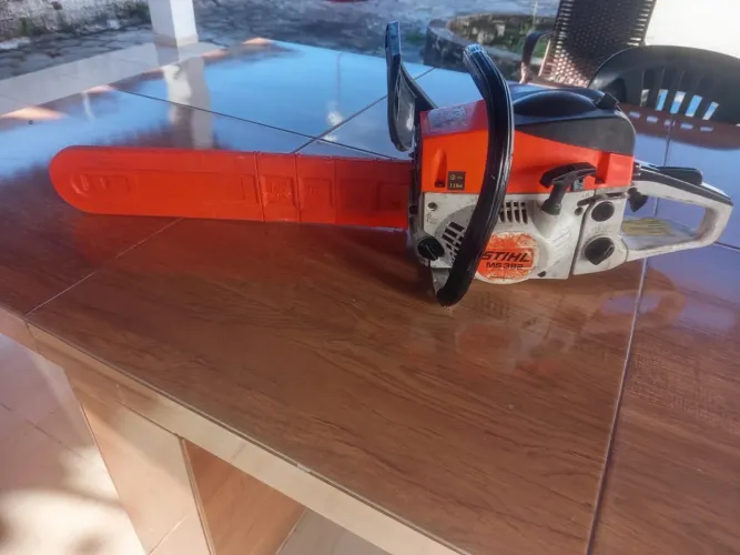 Moto serra profissional a gasolina marca STIHL modelo ms 382