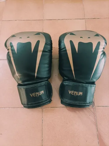 Luva Venum Giant Full Logo Pro Black Gold - 14oz