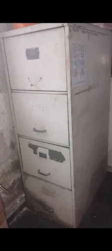 Armário de aço com 4 gavetao