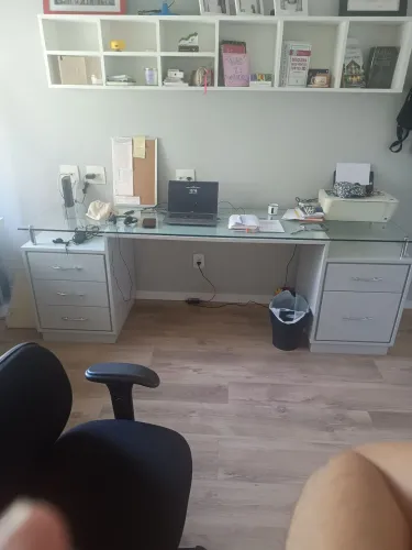 Mesa de escritório ampla