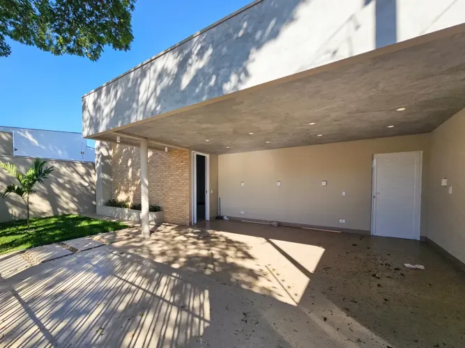 Casa de alto padrão com 3 quartos (1 suíte) e piscina à 50m da Av. Mandacaru em Maringá