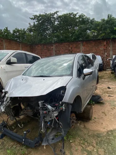 Sucata diversos carros para retirada de peças 