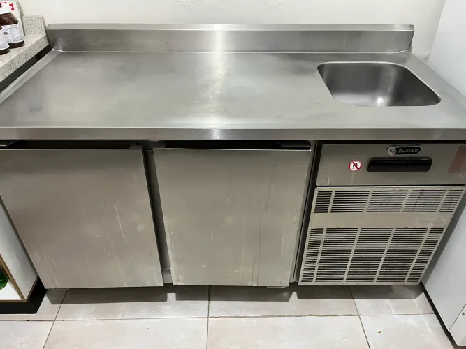 Refrigerador horizontal 2 portas com cabine do lado direito