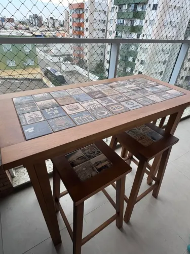 Bancada Alta de Madeira com Azulejos + 2 Banquetas Altas