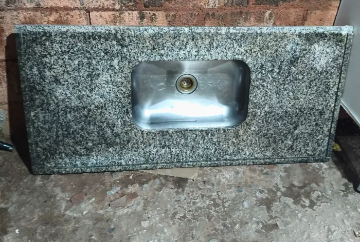Vendo pia para cozinha em granito, de 1,20