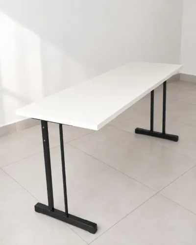 Mesa branca 1,80m com estrutura metálica preta