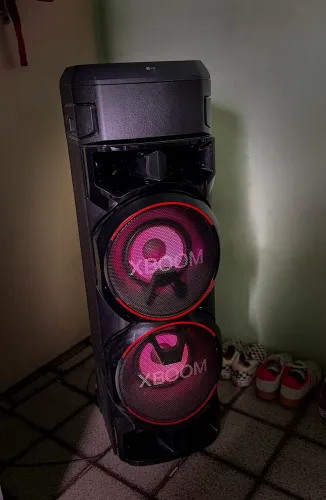 Torre de Som LG XBOOM Bluetooth + LED + Karaokê (Som Impecável)