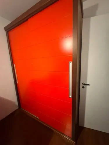 Guarda-roupa vermelho madeira maciça