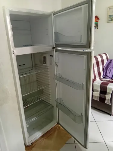 Vende se Geladeira Marca CONSUL Duplex 334 Litros 220 Volts