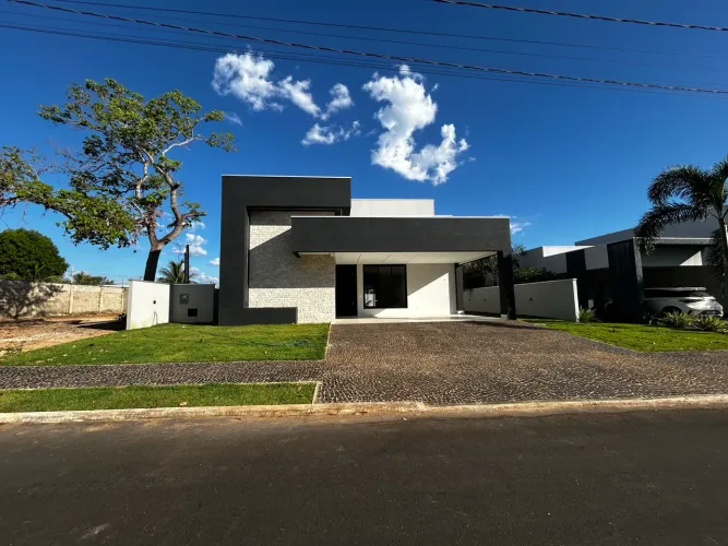 Casa Térrea 4 suítes em condomínio beira lago