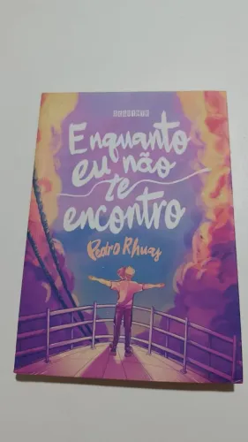 Vendo o livro "Enquanto eu não te encontro", romance pop nacional,Editora Seguinte.