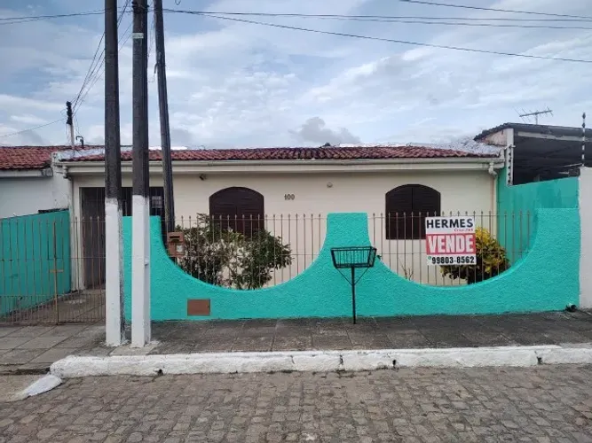 Excelente casa com 4 quartos, sendo 1 suite , 2 salas , wc social , copa cozinha, no faro