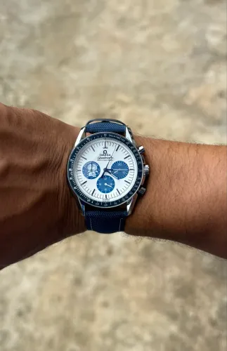 Relógio Omega Speedmaster Moonwatch Silver Snoopy cronógrafo