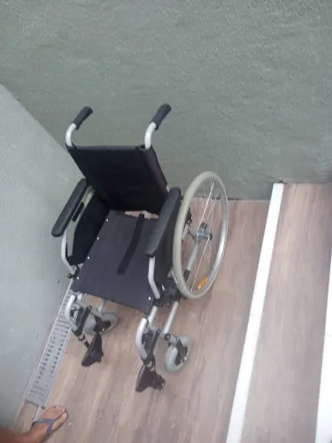 Plataforma para cadeirante.( Elevador de escada para cadeirante)