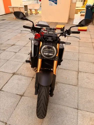 CB650R, muito inteira, pneus novos.