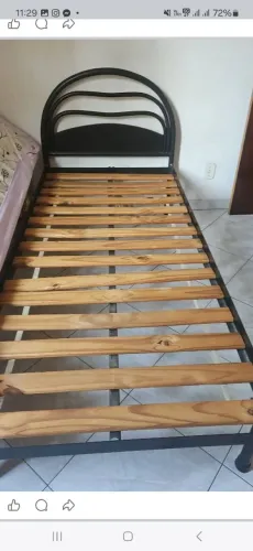 Cama de solteiro de ferro. 