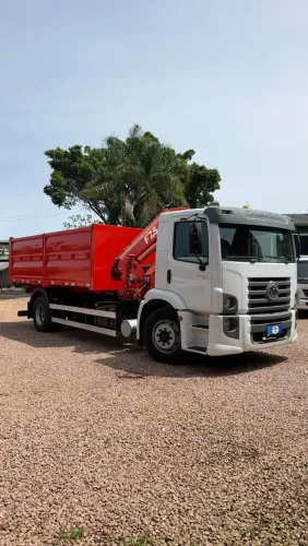 VW 13.190 ano 2020 com Munck Facchini F7.5 e Caçamba Agrícola 16m³