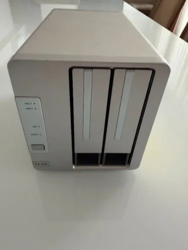 Servidor NAS - TerraMaster F210 - com 2 discos de 16 tb cada