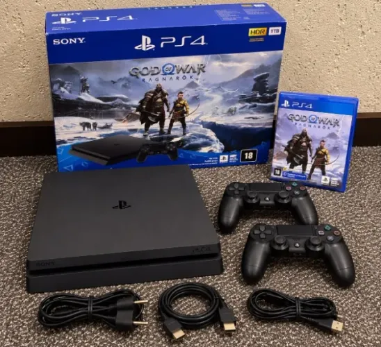 PS4 Slim 1TB na Caixa + 2 Controles + God of War | Versão 13.52