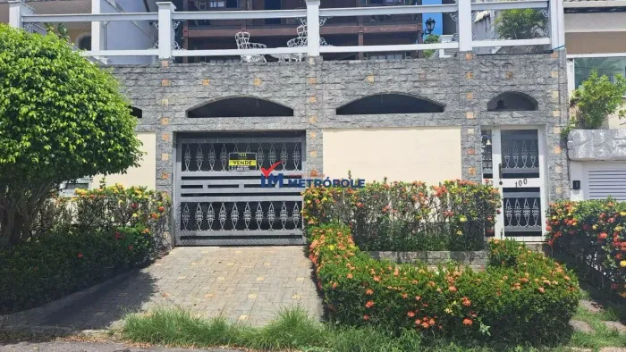 Casa com 3 dormitórios à venda, 340 m² por R$ 1.000.000,00 - Vila Valqueire - Rio de Janei