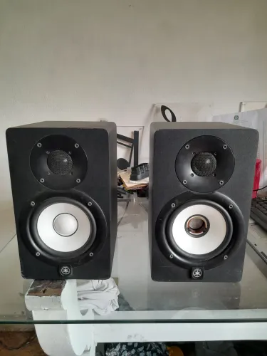 Vendo 2 monitores Yamaha p/ Stúdio