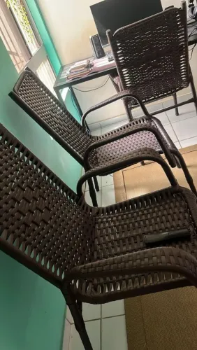 4 cadeiras e uma mesa de centro