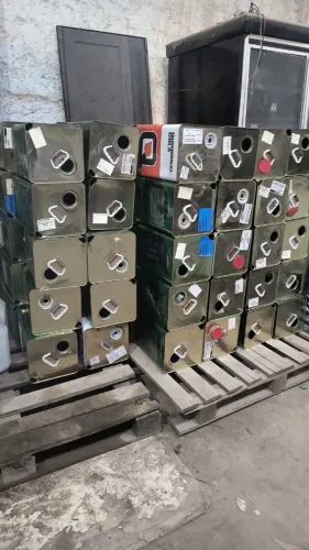 Vendo lote De latas de 20l e bombons