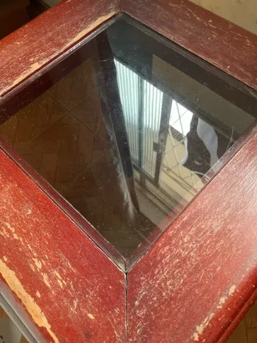 Mesa Madeira Maciça com de Vidro móvel antigo precisando de um verniz