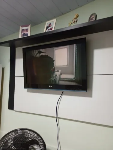 Vendo tv LCD 32 polegadas marca LG com Chromecast e painel e suporte incluído
